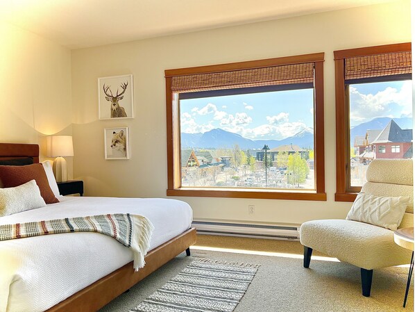 3 slaapkamers, een strijkplank/strijkijzer, reisbedje, gratis wifi