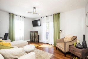 Smart TV, fireplace