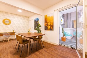 Appartement, patio | Salle à manger