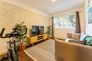 Departamento, patio | Área de sala de estar | Smart TV 