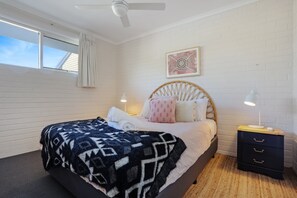 2 bedrooms, iron/ironing board, Internet, bed sheets - Coastal N Cosy at Calendo Apartments (Merimbula)