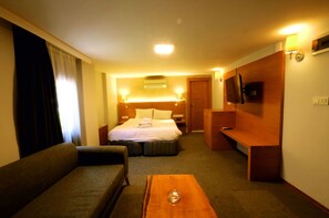 Minibar, coffres-forts dans les chambres, rideaux occultants