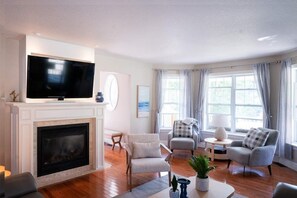 Een smart-tv, een open haard, een tafeltennistafel en boeken