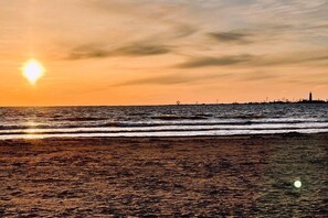 Beach nearby, sun loungers, beach towels