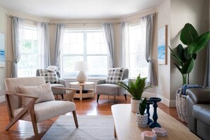 Smart TV, chimenea, tenis de mesa y libros