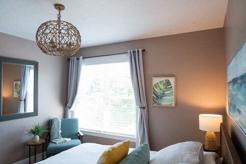 Coastal Vibe Cottage, sleeps 10, 9 beds, 7-minute walk to beach & town