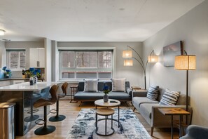 Smart TV, video games - Luxury Living in the Heart of Capitol Hill - Gorgeous Flat wt Paid Parking Avlb (Seattle)