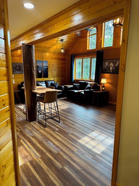 Resurrection Peaks Lodge. Lower Unit, Sleeps 8. Private Lot And Close To Town. - Alaska
