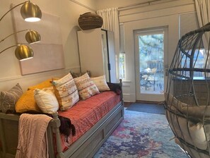 TV - Wayfarers @ Wander In, Downtown Decatur (Decatur)