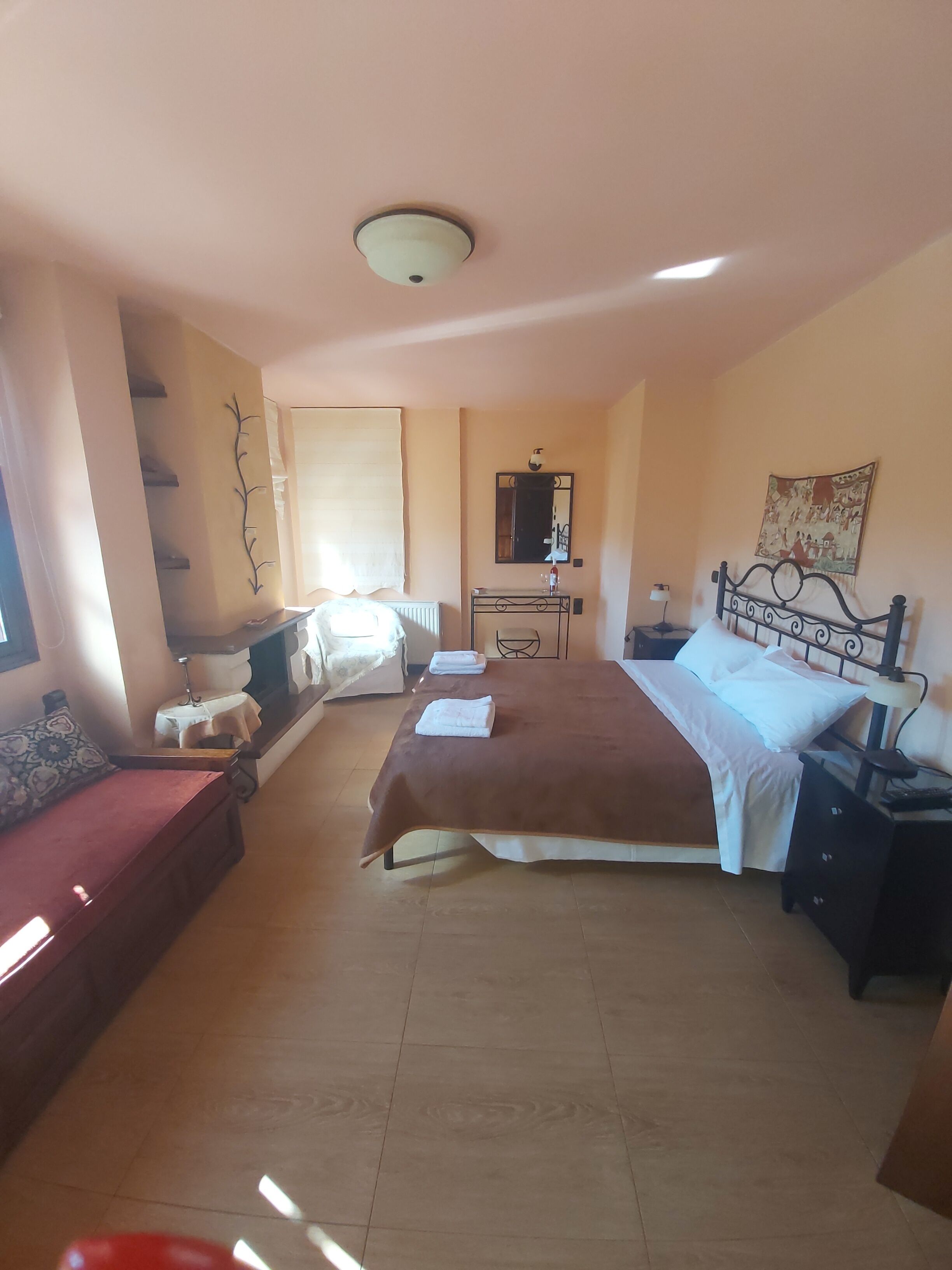 Classic Triple Room | Desk