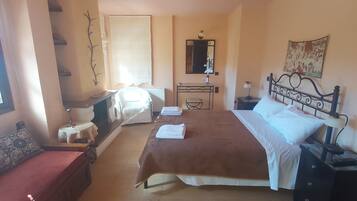 Classic Triple Room | Desk