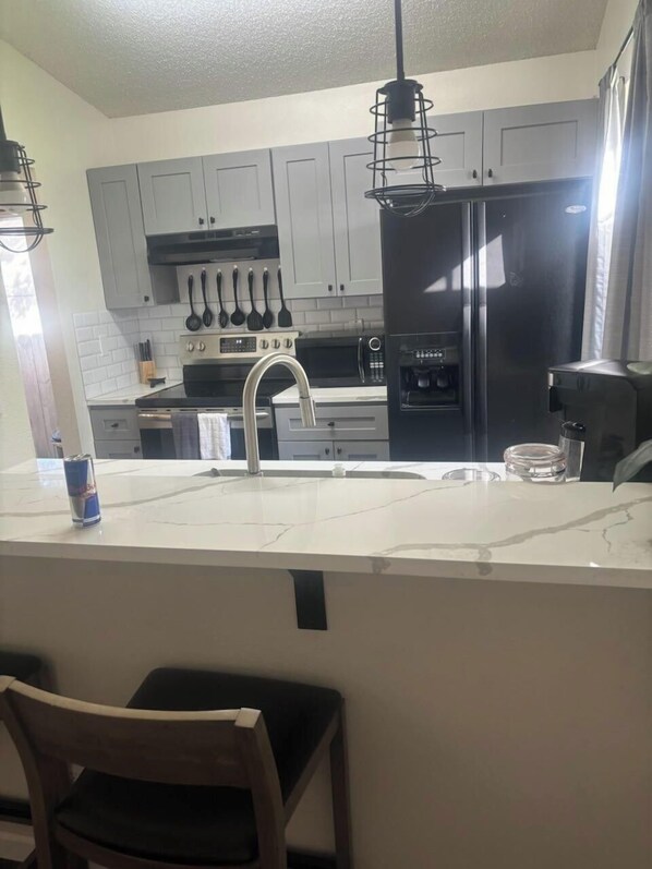 Refrigerador, microondas, horno y parrilla de estufa 