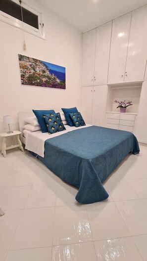 2 bedrooms, desk, WiFi, bed sheets