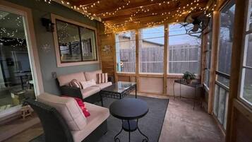 Una Smart TV, una chimenea