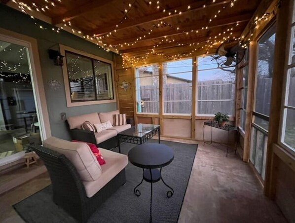 Smart TV, fireplace - Cozy 3 BR + screened porch & FP (Taylor)