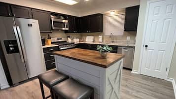 Microondas, horno, placa de cocina y lavavajillas