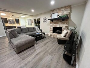 Smart TV, fireplace - Cozy 3 BR + screened porch & FP (Taylor)