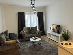 Living area - Family sized condo with pool and sports bar 30 min from the city (Tatu City)