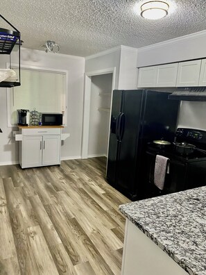 Mikrowelle, Ofen, Herdplatte, Geschirrspüler