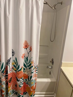 Secadora de cabello, toallas, papel de baño 