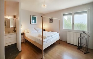 4 bedrooms, travel crib, free WiFi - Gorgeous home in Roquebrun (Roquebrun)