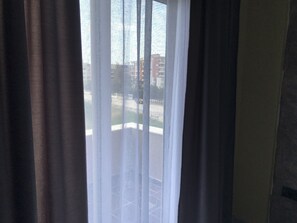 Deluxe kamer | Hypoallergeen beddengoed, een bureau, geluiddichte muren, gratis wifi