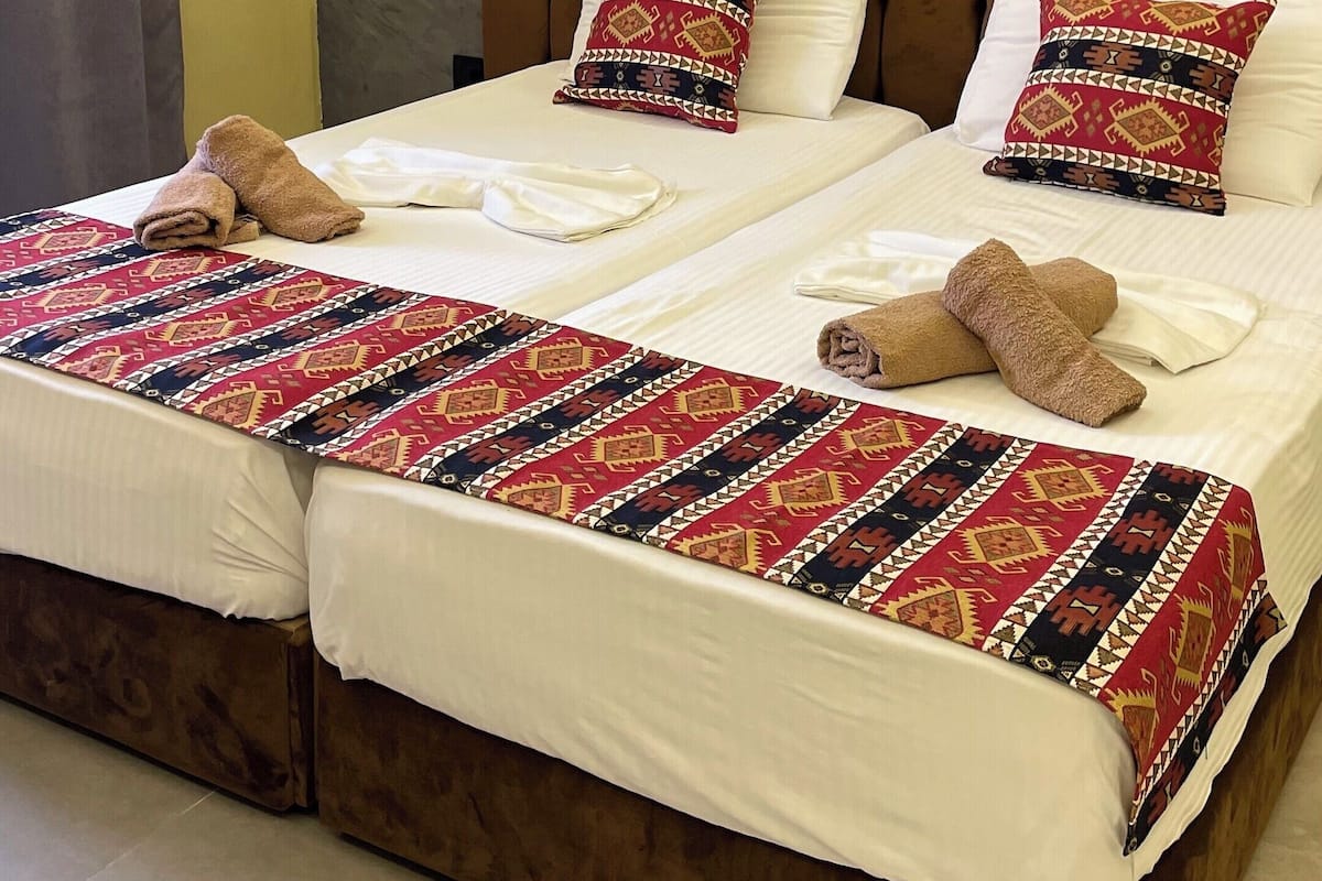 Phòng đôi hoặc 2 giường đơn Deluxe | Bộ đồ giường kháng dị ứng, bàn, phòng cách âm 