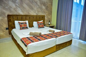 Hypo-allergenic bedding, desk, soundproofing, free WiFi - Te Bujtina Hotel&Restaurant (Golem)