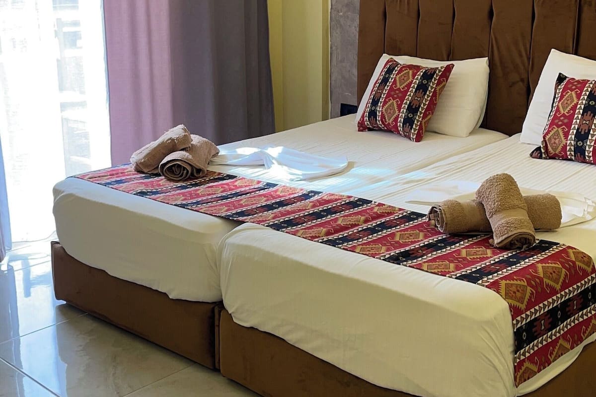 1 habitación, ropa de cama hipoalergénica y escritorio