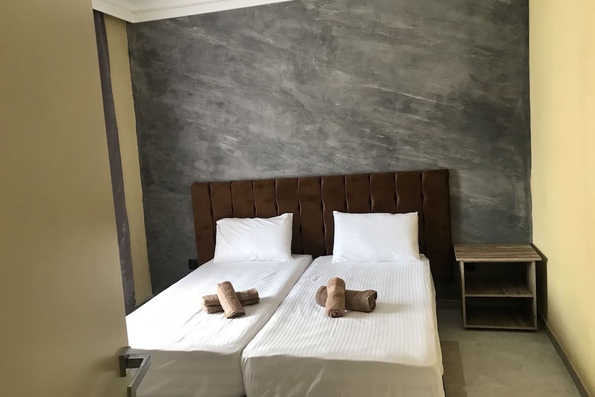 Bộ đồ giường kháng dị ứng, bàn, phòng cách âm
