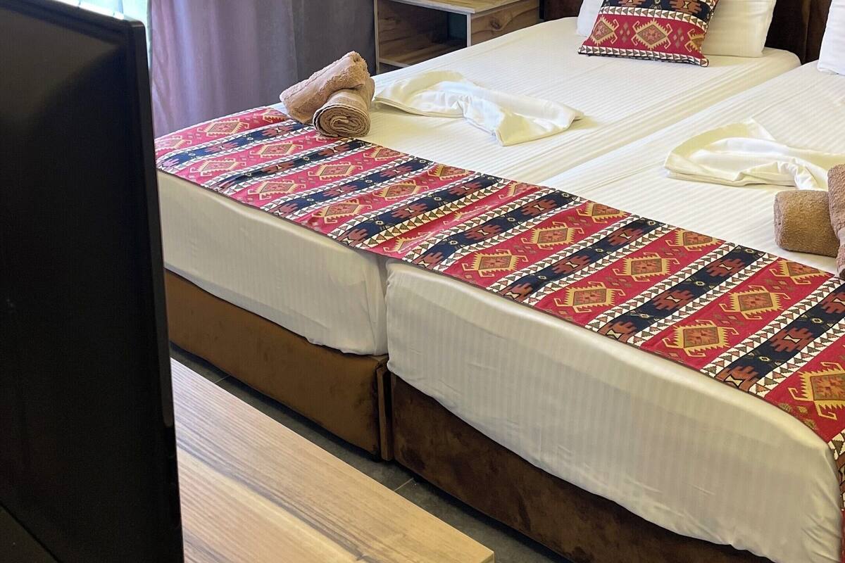 1 habitación, ropa de cama hipoalergénica y escritorio