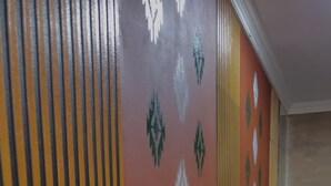 A hallway with patterned walls and a tiled floor. - Te Bujtina Hotel&Restaurant (Golem)