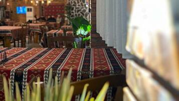 Bao gồm bữa sáng đặc sản địa phương hàng ngày