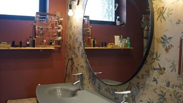 Een douche, een haardroger, handdoeken, toiletpapier