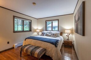 4 bedrooms, desk, iron/ironing board, free WiFi