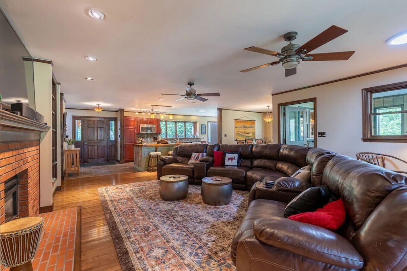 Smart TV, caminetto, libri, impianto stereo