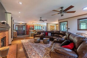 Smart-TV, Kamin, Bücher, Stereoanlage