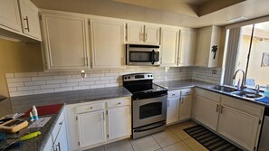 Frigorifero, microonde, forno, piano cottura