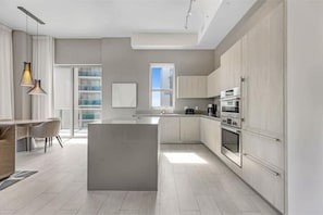 Private kitchen - Modern 2bed/2bath at Hyde House' 3
 (Hollywood)
