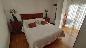 2 makuuhuonetta, työpöytä, ilmainen Wi-Fi, vuodevaatteet