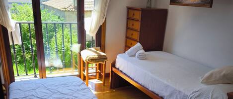 2 dormitorios, escritorio, wifi gratis y ropa de cama