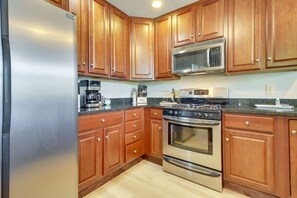 Fridge, microwave, stovetop, dishwasher - Castle Hill Resort Condo: 5 Mi to Slopes at Okemo! (Proctorsville)