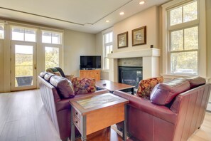 TV, fireplace - Castle Hill Resort Condo: 5 Mi to Slopes at Okemo! (Proctorsville)