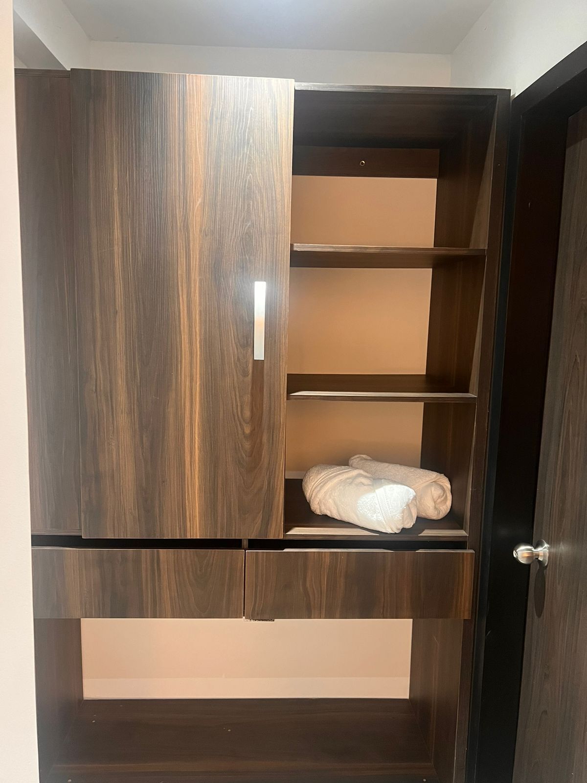 Standard-huone | Ylelliset vuodevaatteet, untuvapeitot, minibaari, tallelokero huoneessa