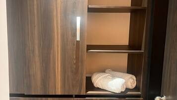 Habitación estándar | Ropa de cama de alta calidad, edredones de plumas, minibar y caja fuerte