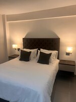Habitación estándar | Ropa de cama de alta calidad, edredones de plumas, minibar y caja fuerte