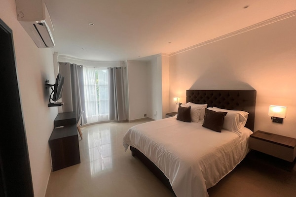 Roupas de cama premium, edredons de pluma, frigobar, cofres nos quartos