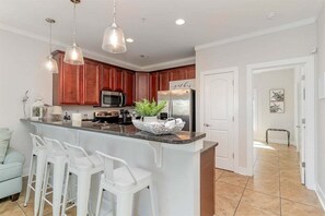 ثلاجة، ميكروويف، فرن، موقد طهي مسطح