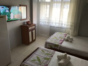 Triple Room | Premium bedding, desk, free WiFi, bed sheets - Joey Pansiyon (Marmara)