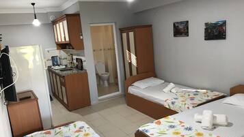 Habitación cuádruple | Ropa de cama de alta calidad, escritorio, wifi gratis y ropa de cama